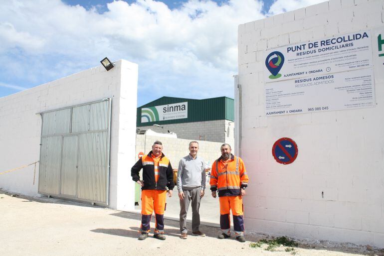 El concejal Francesc Giner en la visita realizada al Punto de Recogida de Residuos.