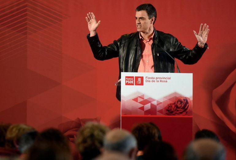 El secretario general del PSOE, Pedro Sánchez (c), durante su intervención en el acto organizado con motivo de la celebración del Día de la Rosa del PSOE del Altoaragón, hoy en Ayerbe (Huesca), que reúne a cerca de mil militantes y simpatizantes socialistas oscenses.