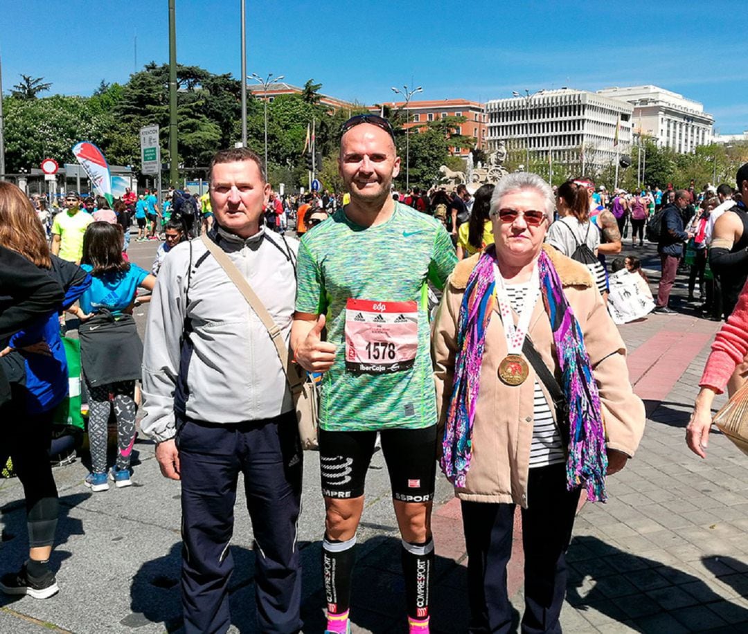 Marcos Jiménez, con sus padres