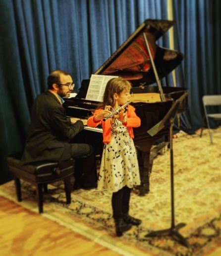 Manuel durante un concierto junto a su hija mayor