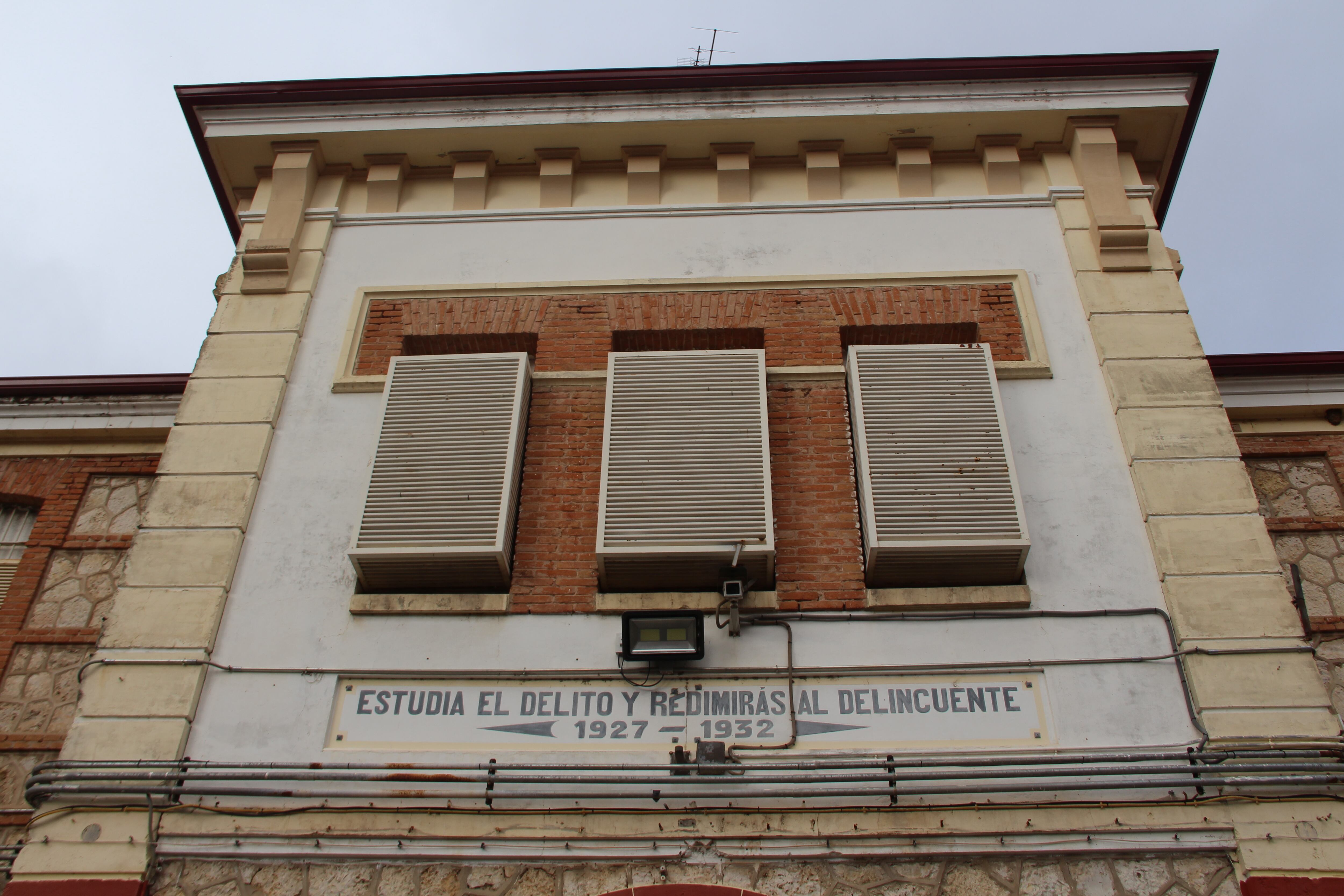 &quot;Estudia el delito y redimirás al delincuente&quot;: el lema que lee todo el que entra en la cárcel de Burgos.