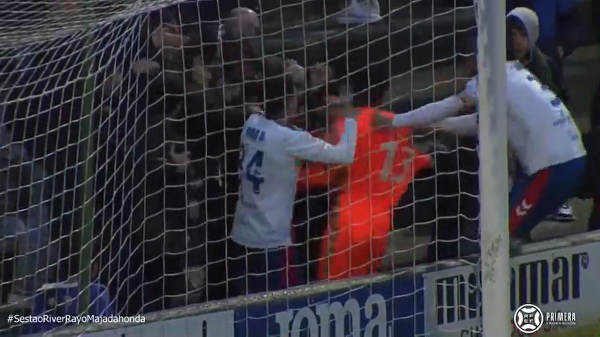 Cheick Sarr, portero del Rayo Majadahonda, se enfrenta a la grada del Sestao River