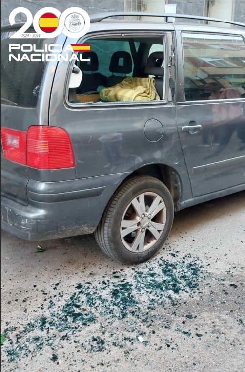 Destrozos en un vehículo estacionado en la calle Hospicio