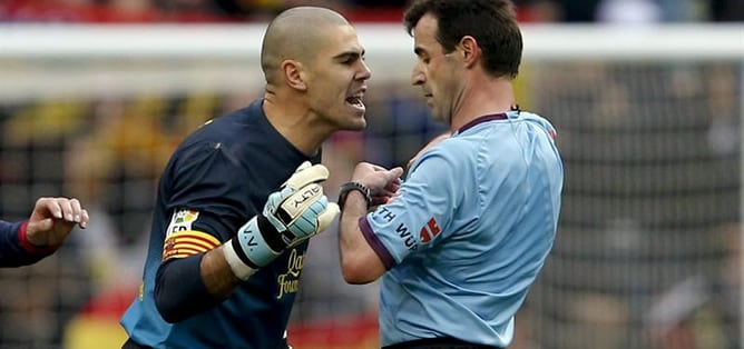 El portero del Barcelona Víctor Valdés protesta ante el árbitro Pérez Lasa durante el partido frente al Real Madrid. El guardameta ha sido expulsado, según el acta, por decirle al colegiado: &quot;No tienes vergüenza&quot;.