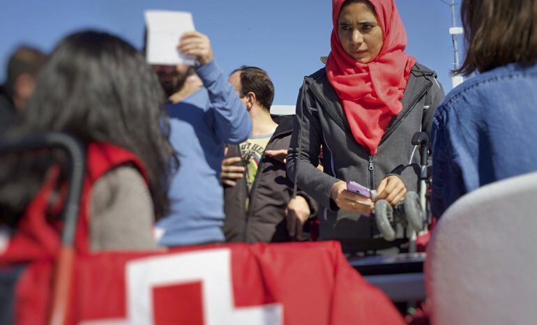 Voluntarios de Cruz Roja con refugiados