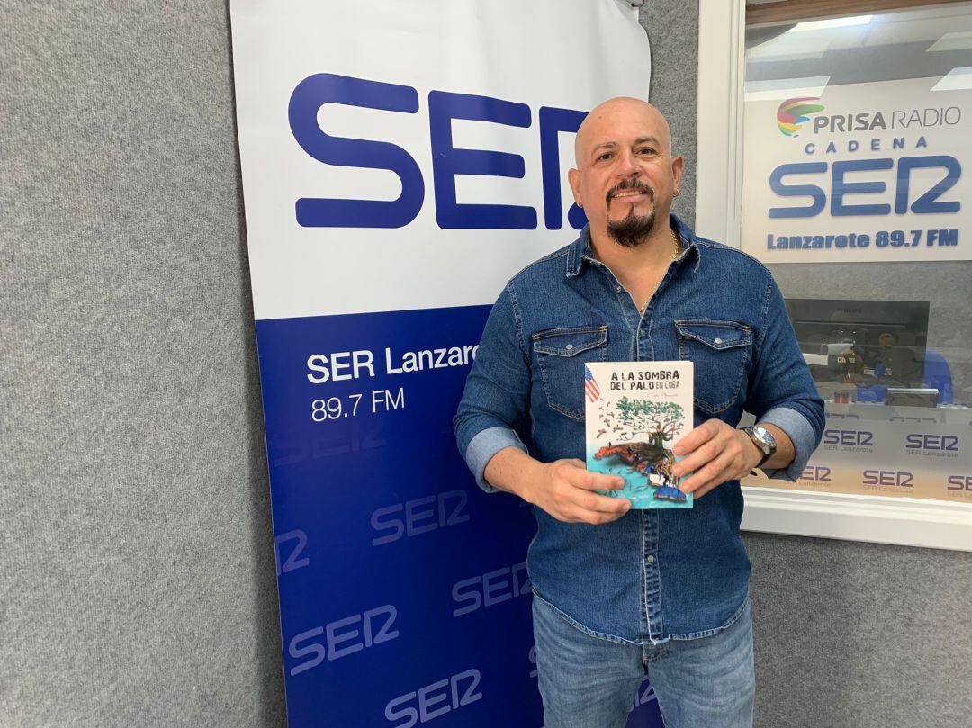 El percusionista y escritor Carlos Almaguer presenta su primera novela en SER Lanzarote.