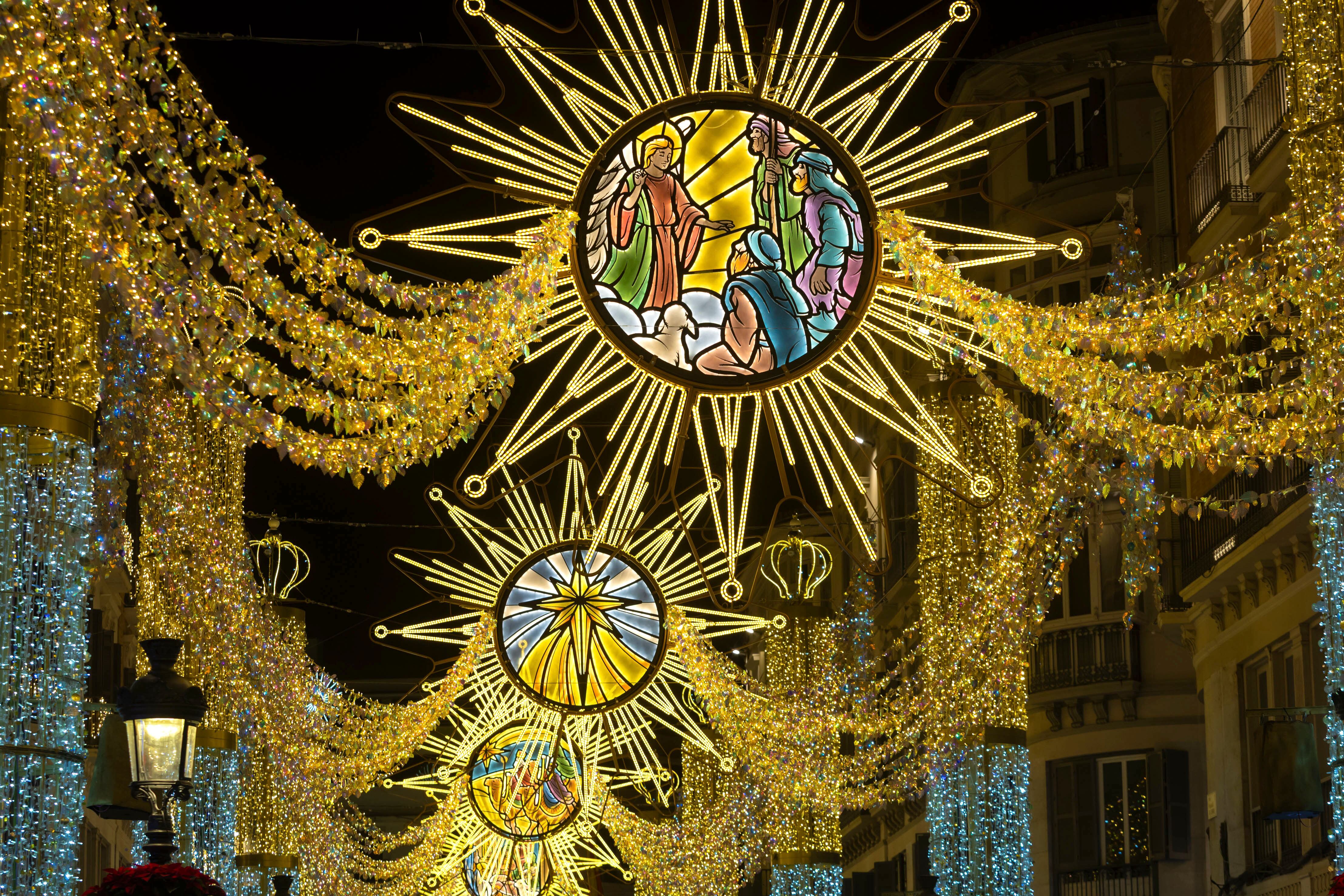 FOTODELDÍA - Málaga. 06/12/2025. Alumbrado de Navidad del centro histórico de Málaga en el que miles de personas se acercan a diario al espectáculo de luces y música de calle Larios y en la fachada de la catedral se proyecta un vídeo mapping. EFE/Álvaro Cabrera