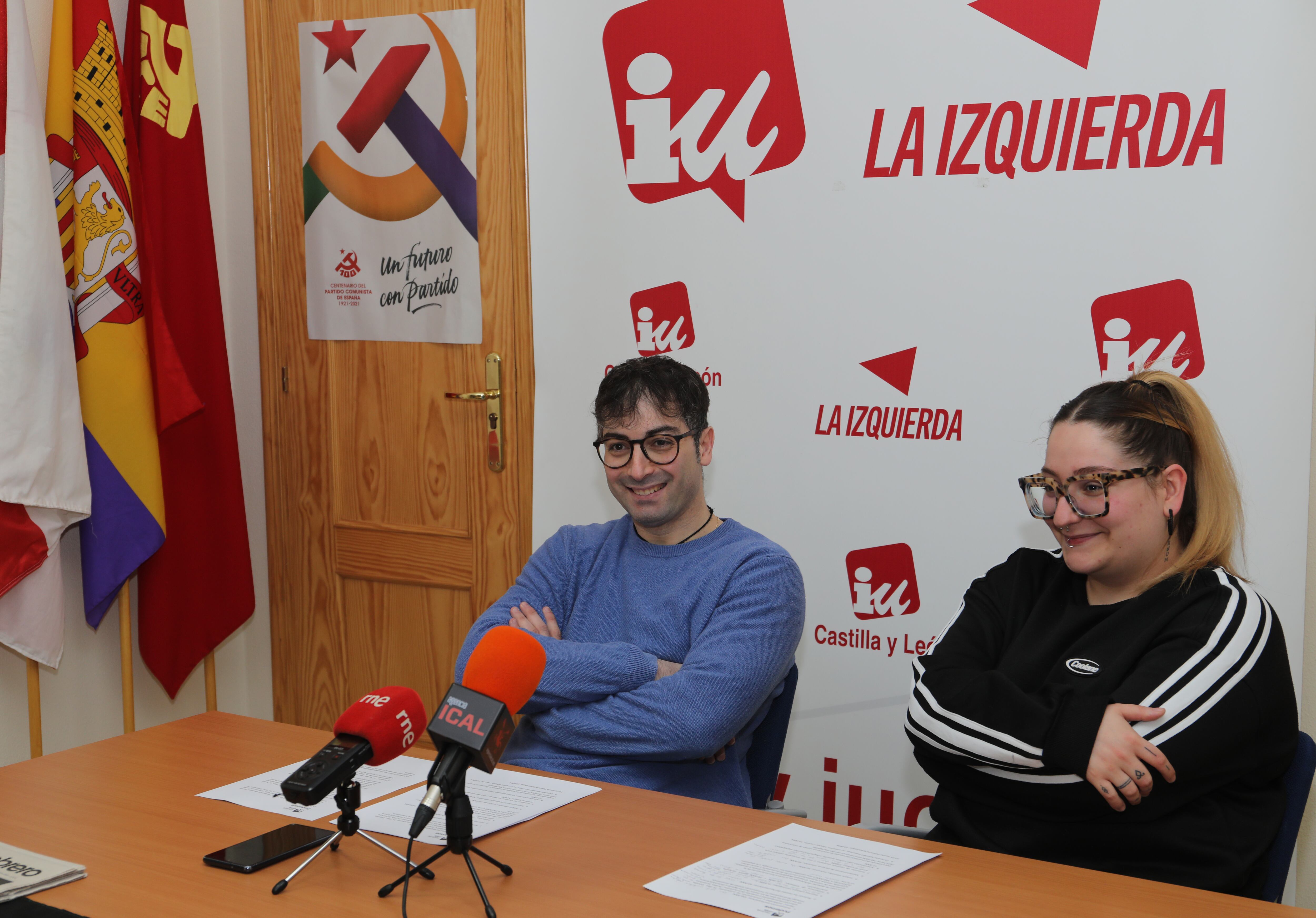 El portavoz de IU-Podemos en el Ayuntamiento, Rodrigo San Martín; y la portavoz de Podemos Palencia, Alba Alonso, ofrecen una rueda de prensa para explicar su postura sobre los presupuestos municipales para el próximo ejercicio