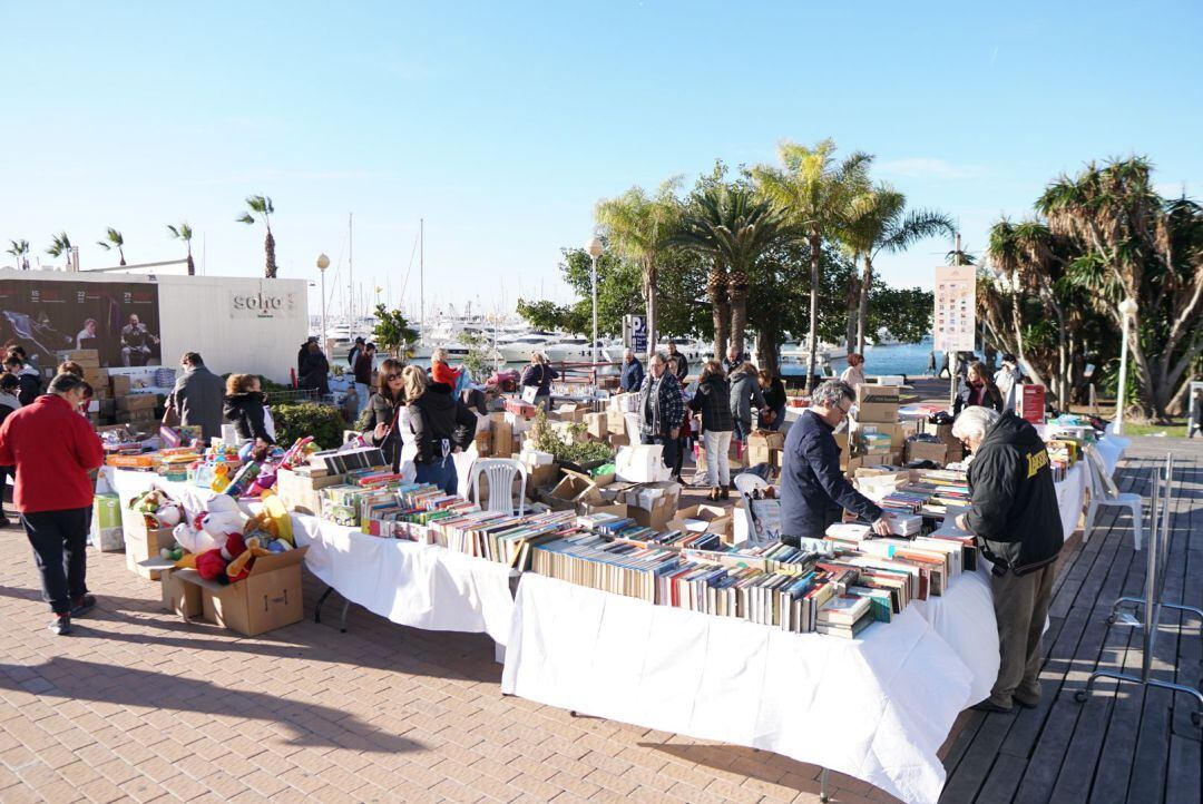 La asociación ha organizado este domingo un rastrillo solidario en el Puerto de Alicante 
