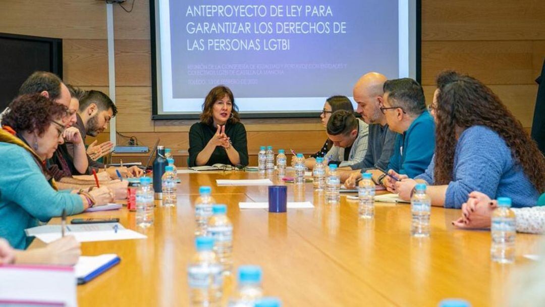 Reunión de la portavoz del Gobierno regional con colectivos LGTBI
