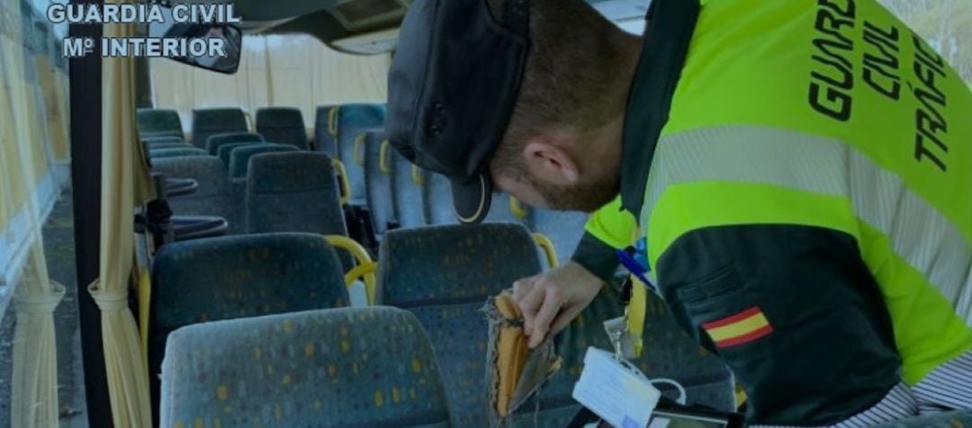 Un agente de la Guardia Civil en uno de los autobuses