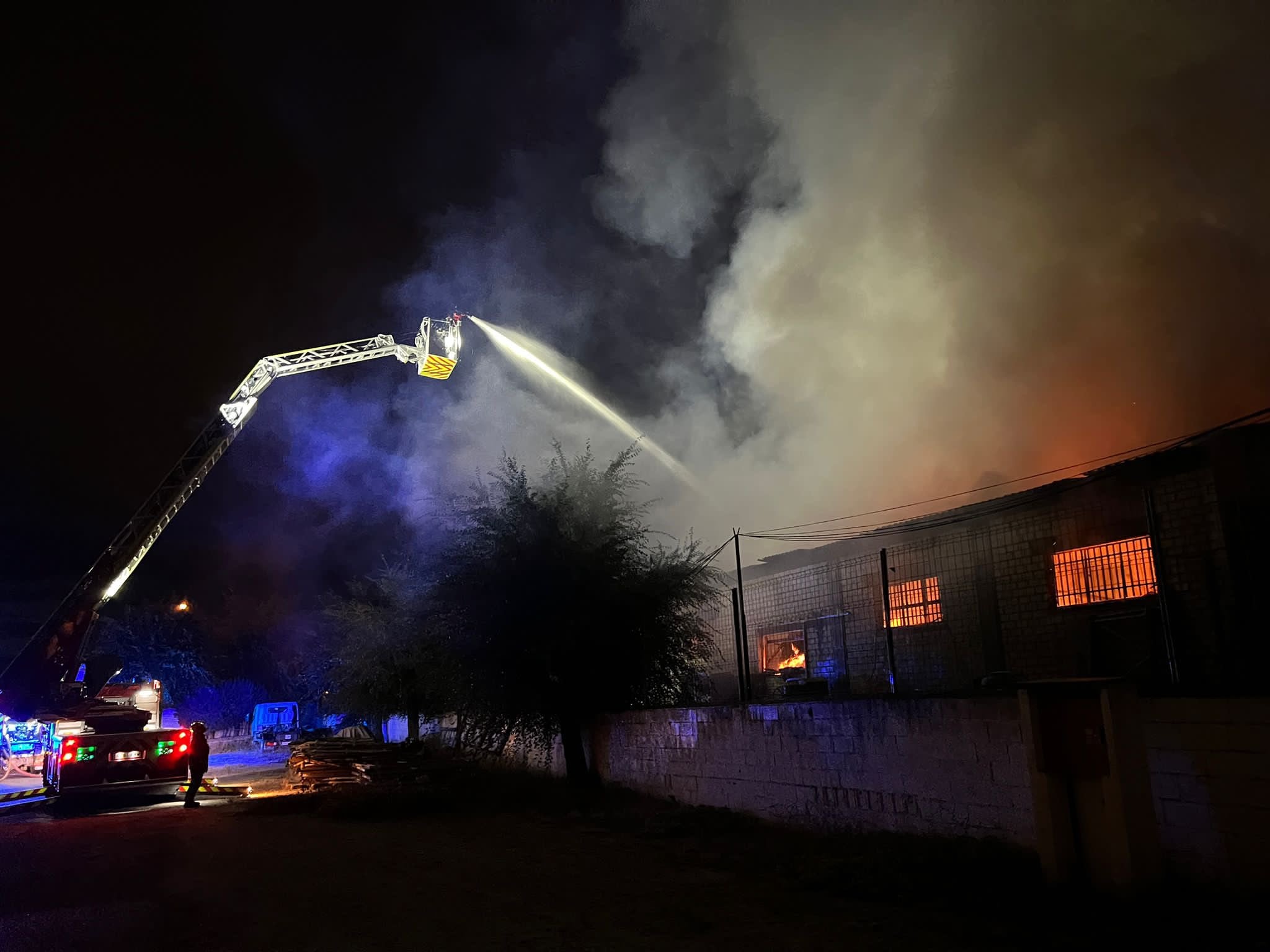 Seis dotaciones de bomberos se desplazaron a esta nave de unos 2.000 metros cuadrados en la que ardían maderas y diversos enseres que había en su interior