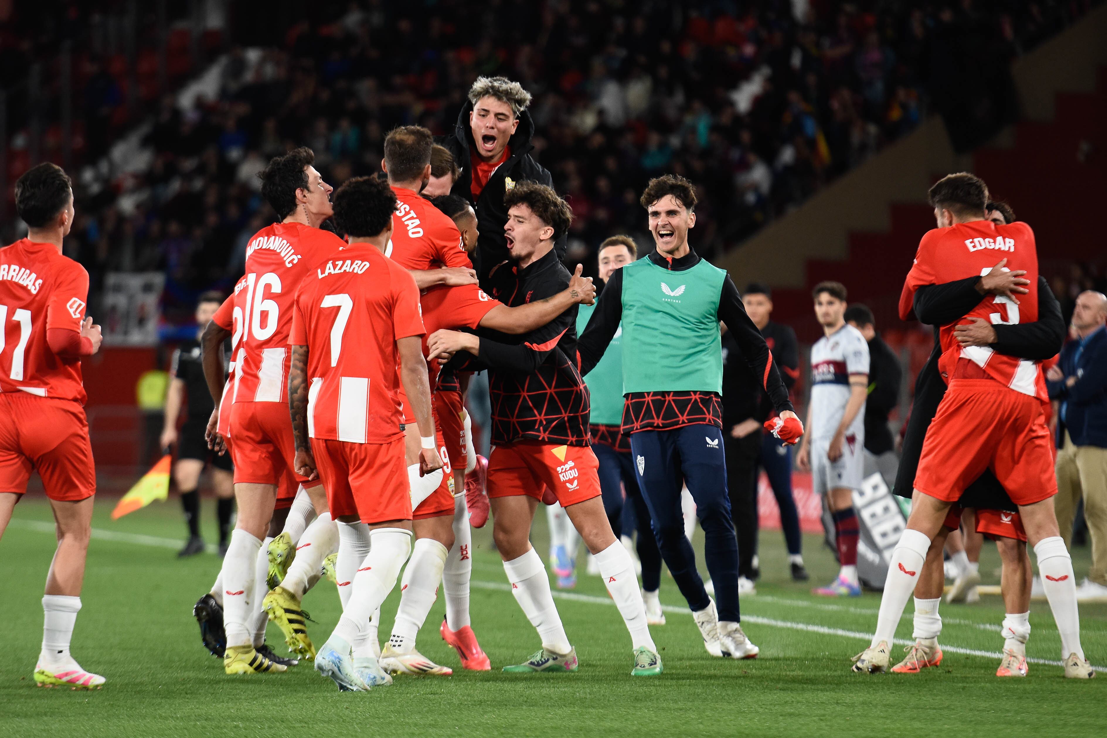 Los jugadores del Almería celebran el gol de Luis Suárez.