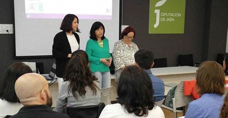 La diputada de Igualdad, Francisca Medina, en el centro durante un taller provincial.