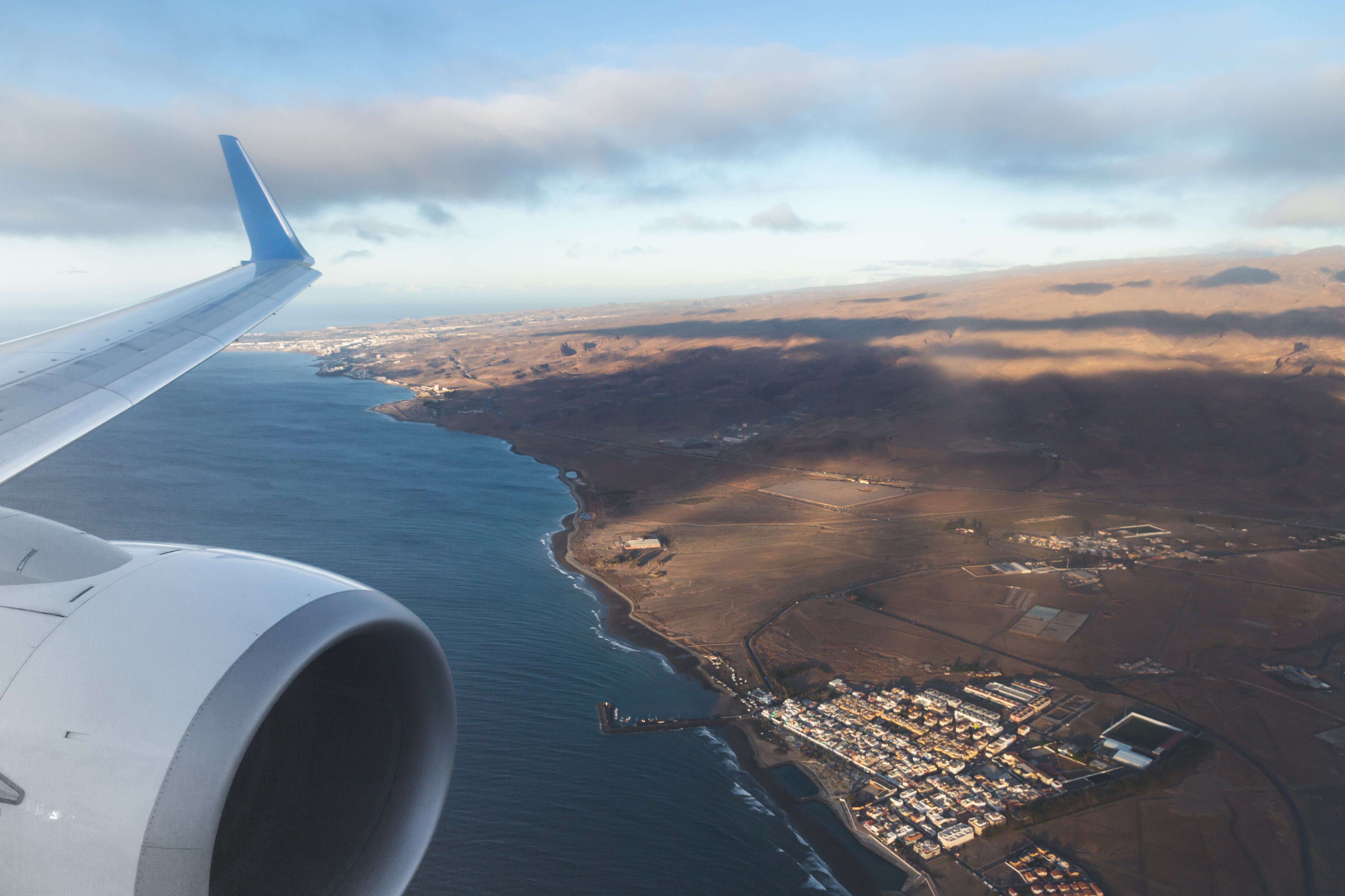 Un avión sobrevuela la isla de Gran Canaria (imagen de archivo).