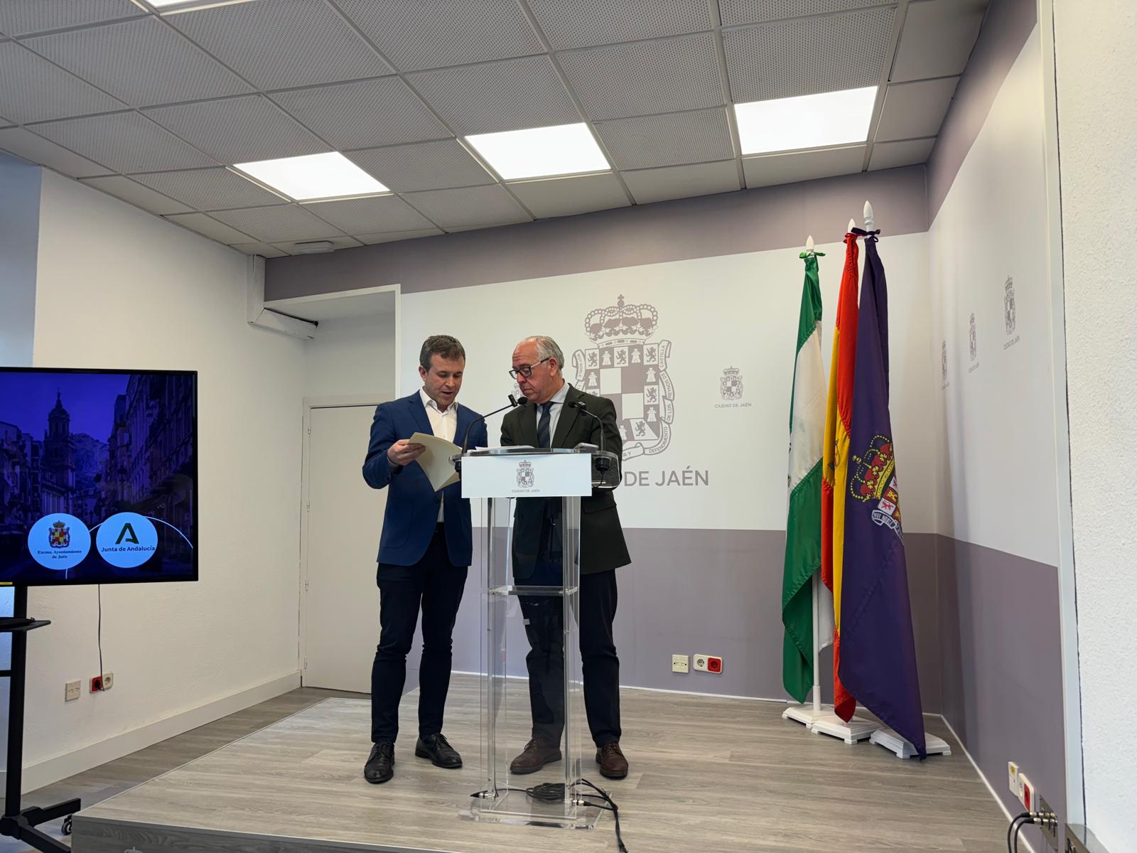 Momento de la comparecencia de prensa de Julio Millán, alcalde de Jaén y Jesús Estrella, delegado del gobierno de la Junta, consultando el protocolo de Los Puentes.