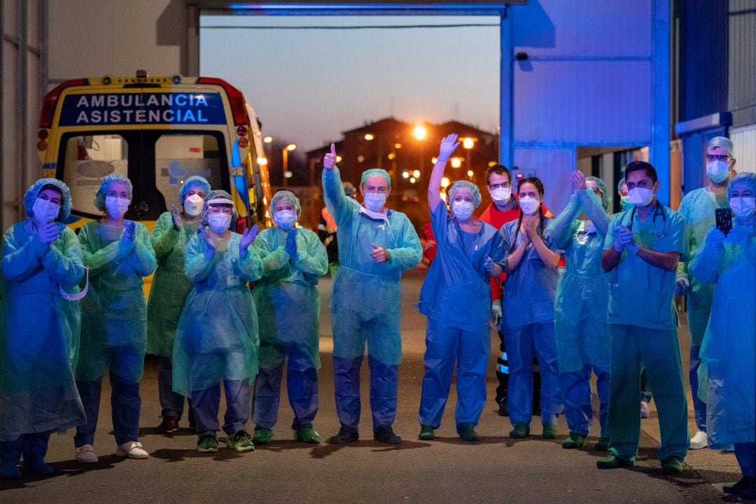 Profesionales sanitarios con material de protección