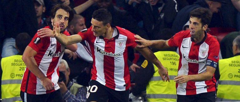 Athletic Bilbao&#039;s  Aritz Aduriz (C) celebrates a goal alongside team mates Benat Etxebarria (L) and Markel Susaeta during their UEFA Europa League Group L Group Stage soccer match against Augsburg at San Mames stadium in Bilbao, northern Spain, September 17, 2015. REUTERS/Vincent West 