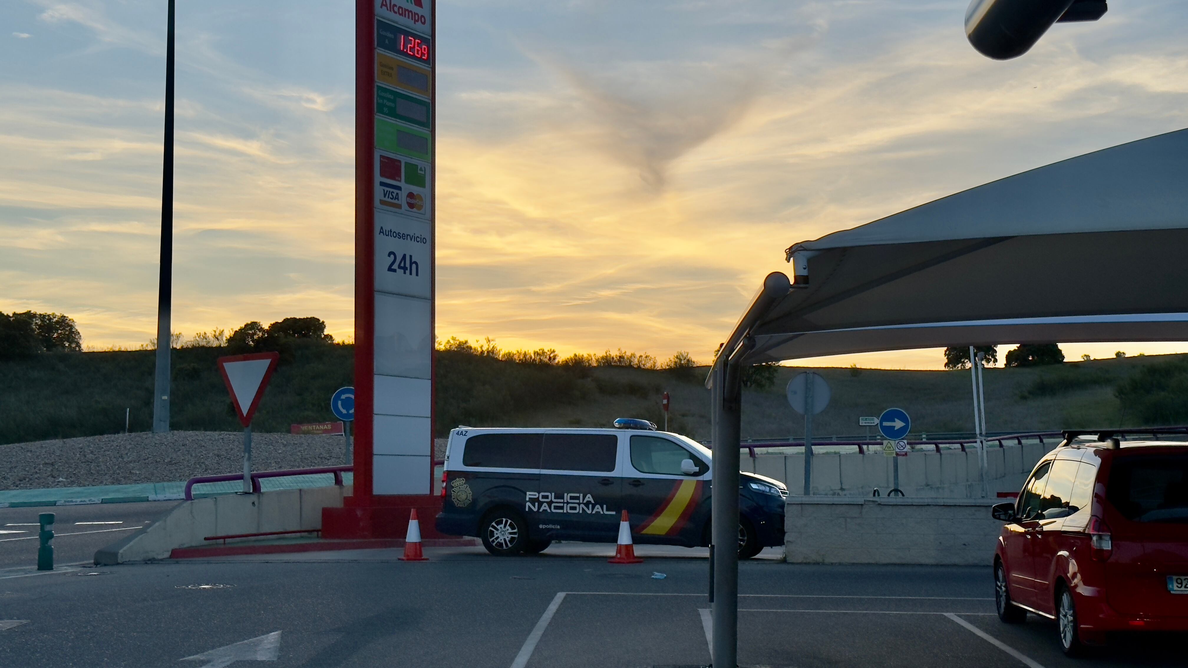 Una furgoneta de la Policía Nacional custodia la gasolinera del Parque Comercial Abadia de Toledo