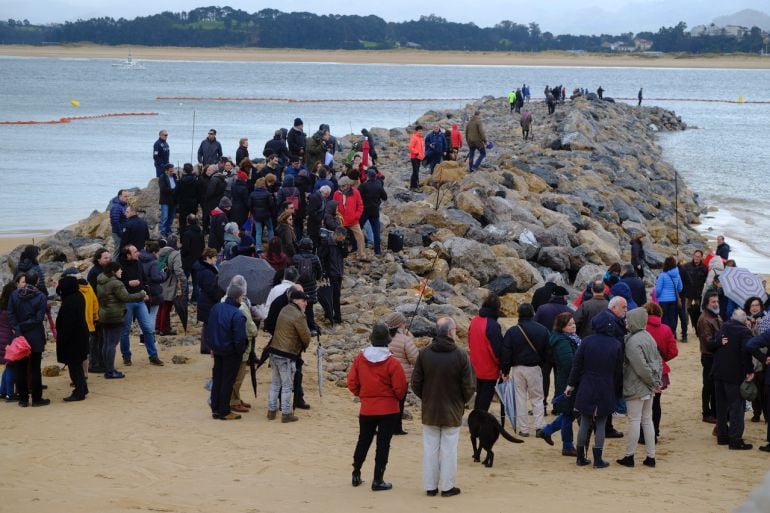 Manifestantes ocupando el dique.