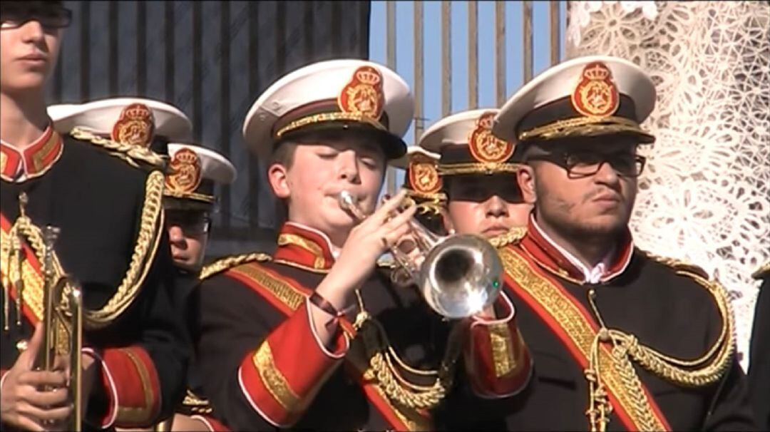 Juan Sánchez, en el centro, interpretando un solo, en sus primero años, con la Agrupación Musicla Arroquia Martínez