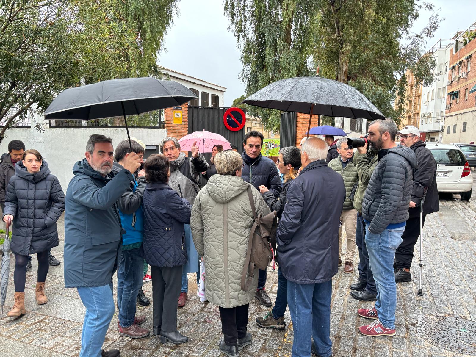 El alcalde de Jaén, Agustín González, conversa con los vecinos sobre las obras del nuevo centro de salud de la Alameda.