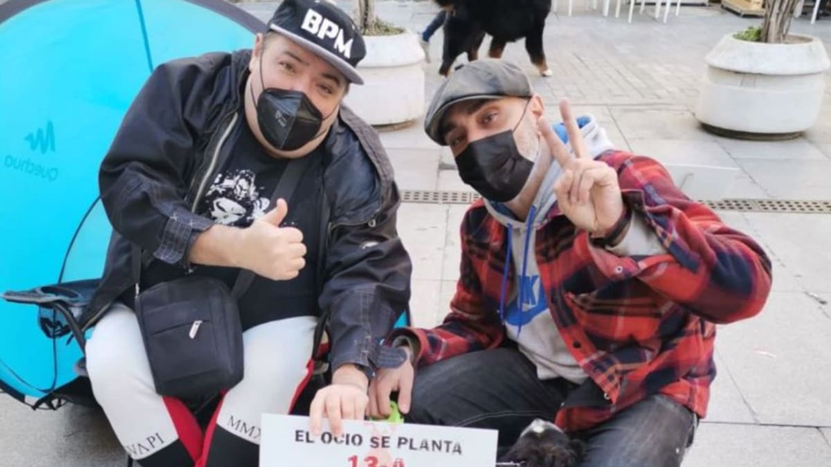 El sector del ocio nocturno sigue acampado frente al Palau de la Generalitat a la espera de ayudas económicas