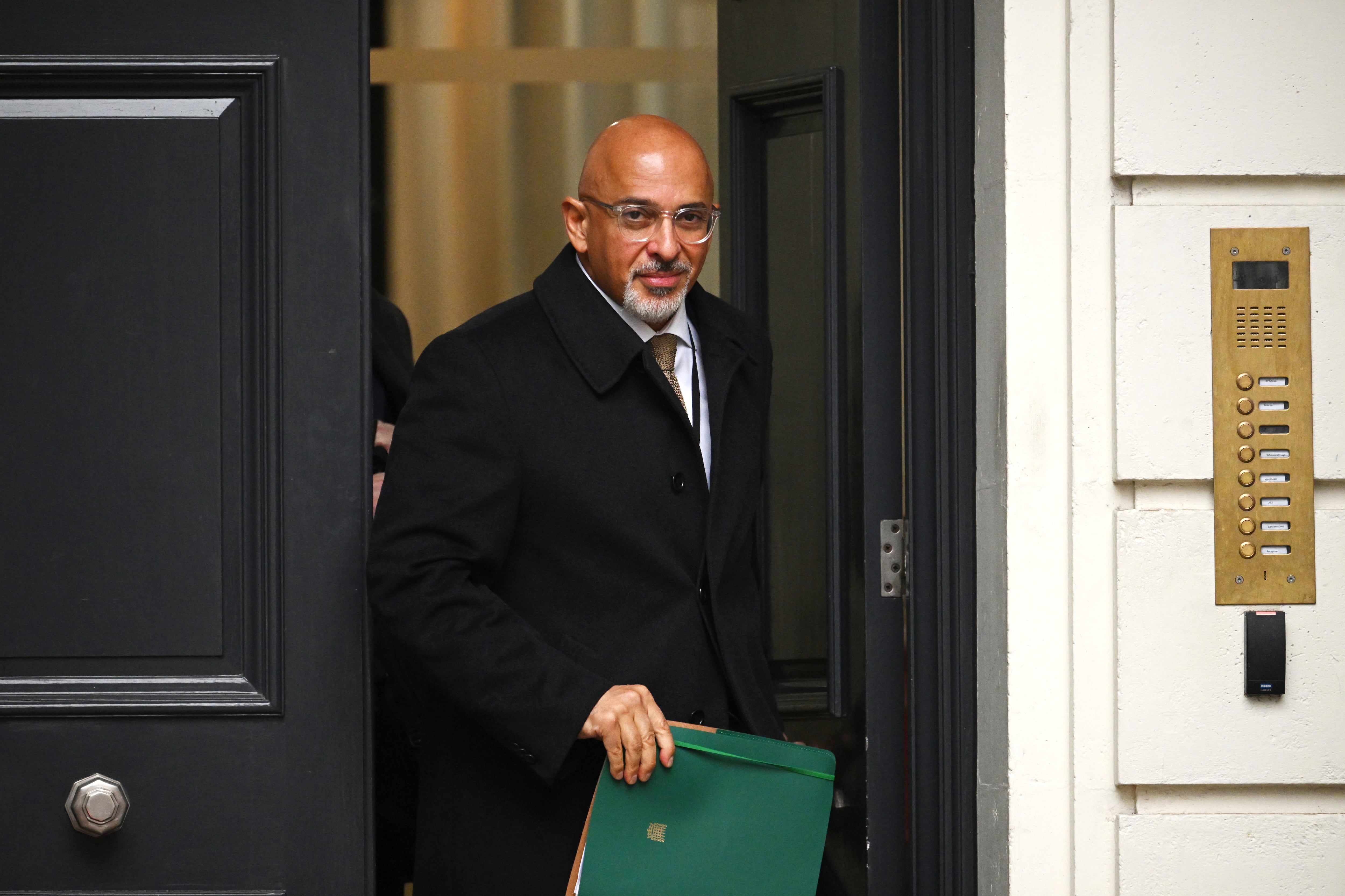 El hasta ahora ministro sin cartera y líder del Partido Conservador británico, Nadhim Zahawi, a su salida del cuartel general del partido