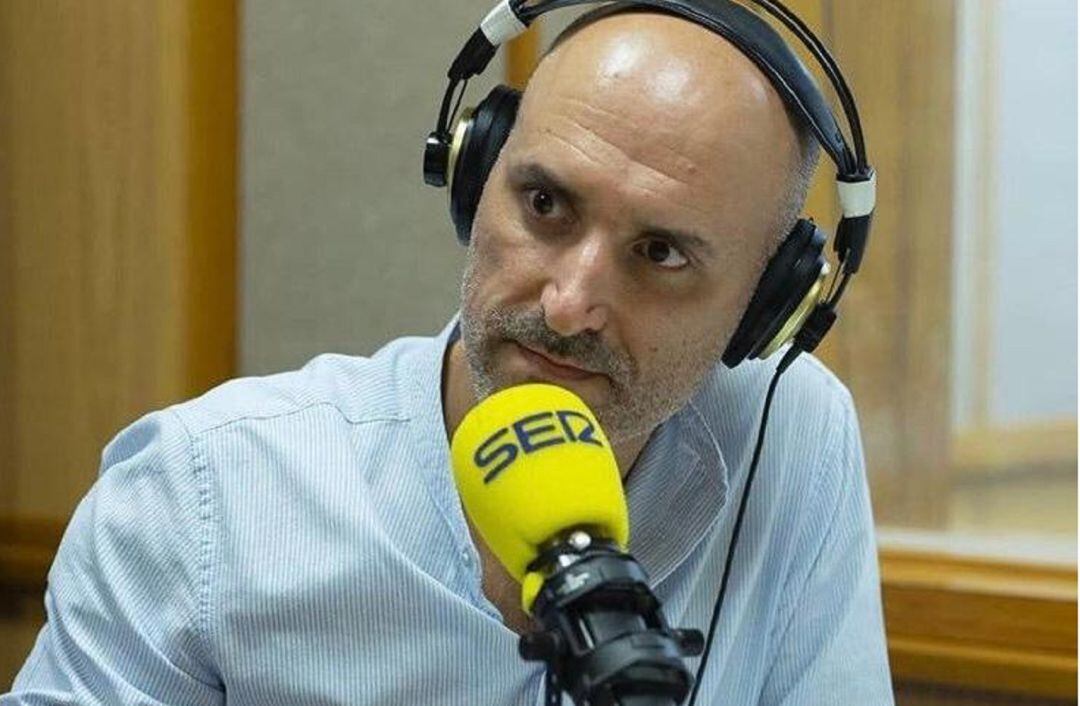 Doctor en atención primaria, colaborador de Radio Sevilla