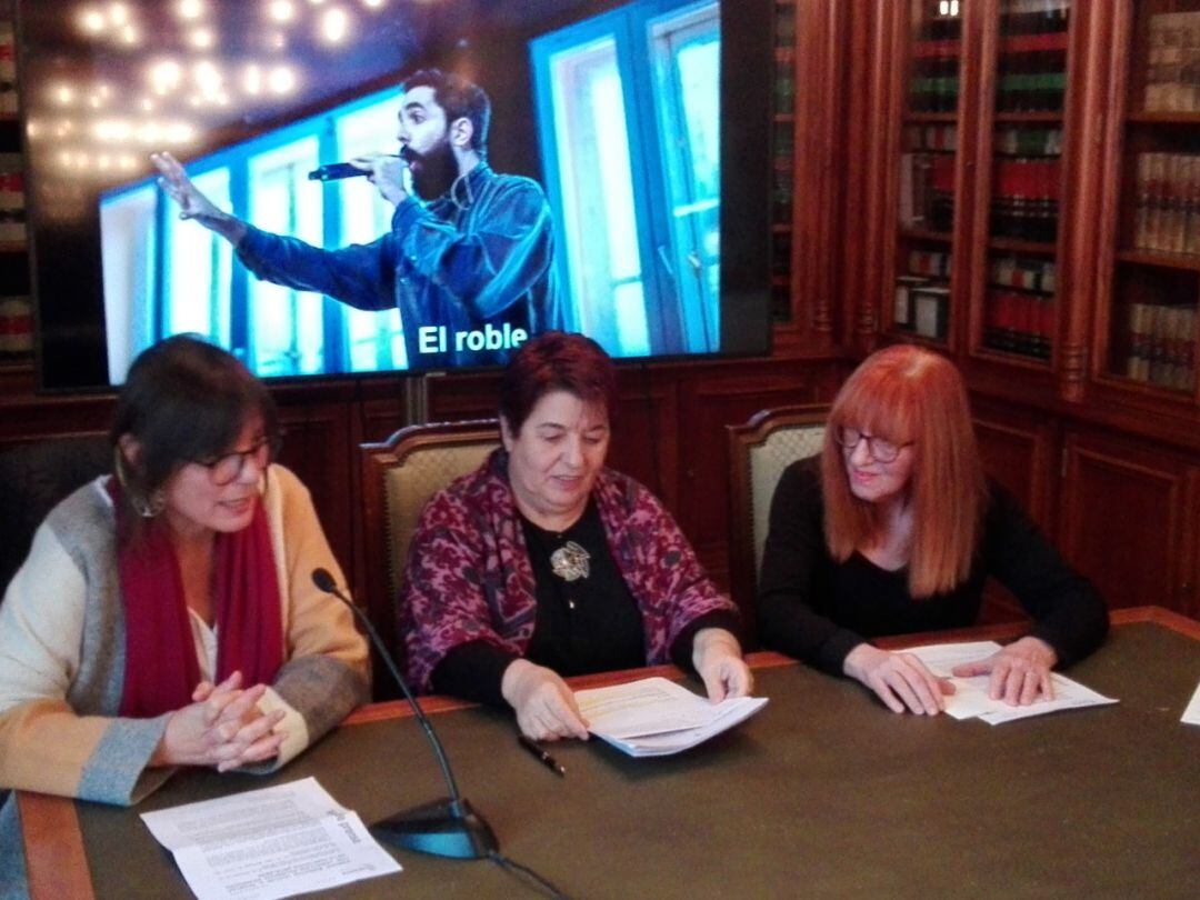 Rueda de prensa de presentación del ciclo Viernes Abiertos con la alcaldesa de Segovia, Clara Luquero, la concejala de cultura Giuna Aguiar y la directora de la Escuela Municipal de Teatro, Mayte Hernagómez