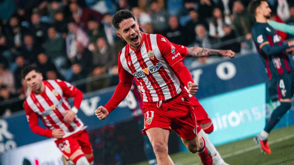 Sergio Arribas firmó una obra de arte en el penalti del 1-2 y ya se coloca con 18 goles, Pichichi de Segunda División.