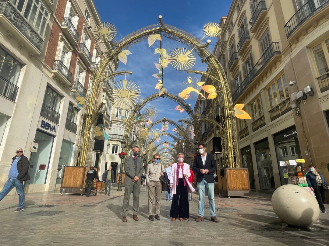 La concejala Teresa Porras presenta el alumbrado navideño en calle Larios junto a responsables de colectivos de comerciantes y hoteleros 