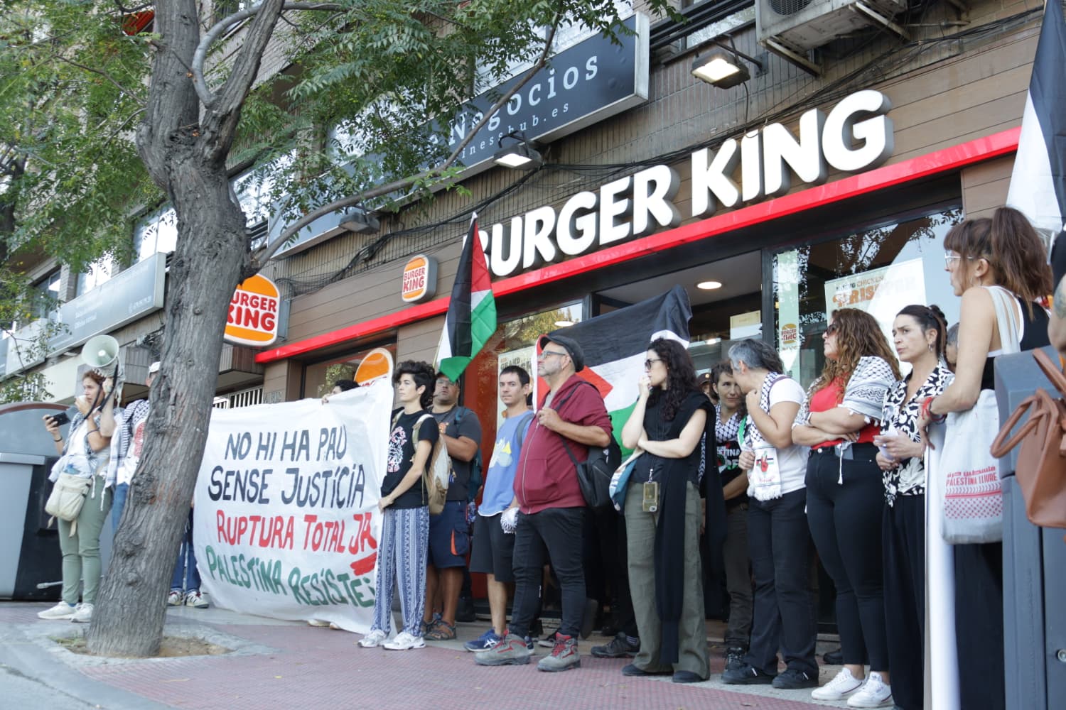 Concentración ante una hamburguesería de Alicante de los manifestantes por el cumplimiento de los acuerdos de Palestina