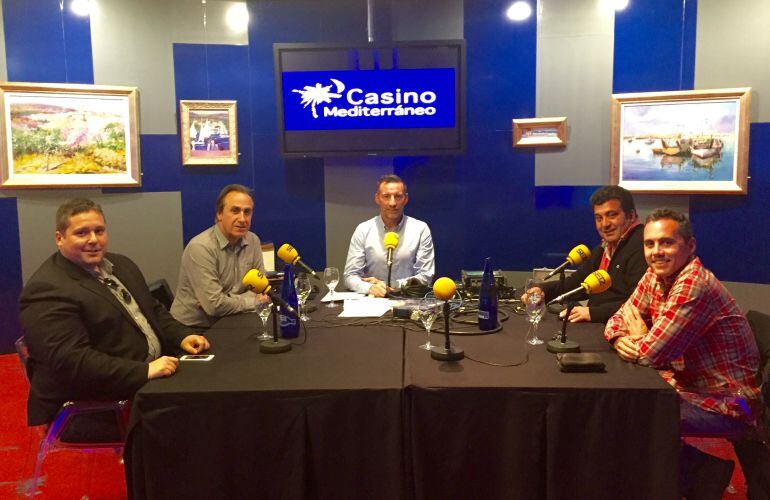 Pedro Vera, Jefe de deportes de Radio Alicante, junto a los tertulianos, en el Casino Mediterráneo