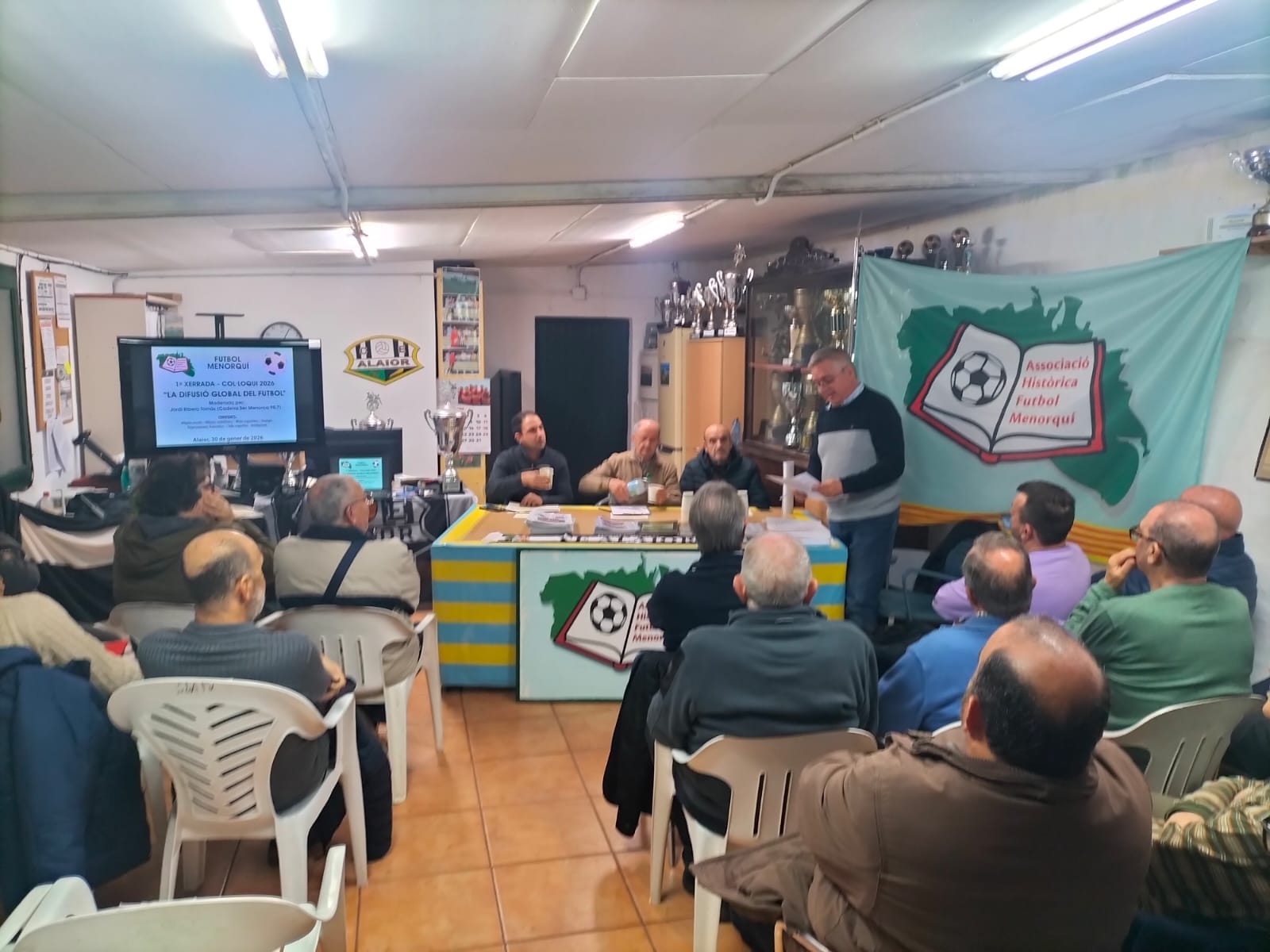 El periodista de Ràdio Menorca Jordi Ribera va moderar el col·loqui.