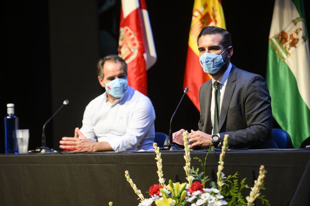 El alcalde de Almería con el concejal de Deportes Juanjo Segura.