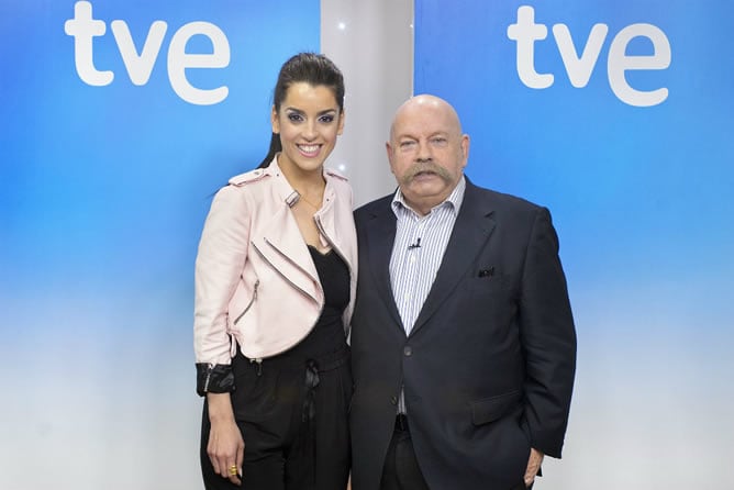 La representante española en Eurovisión, Ruth Lorenzo, y el comentarista de TVE, José María Íñigo