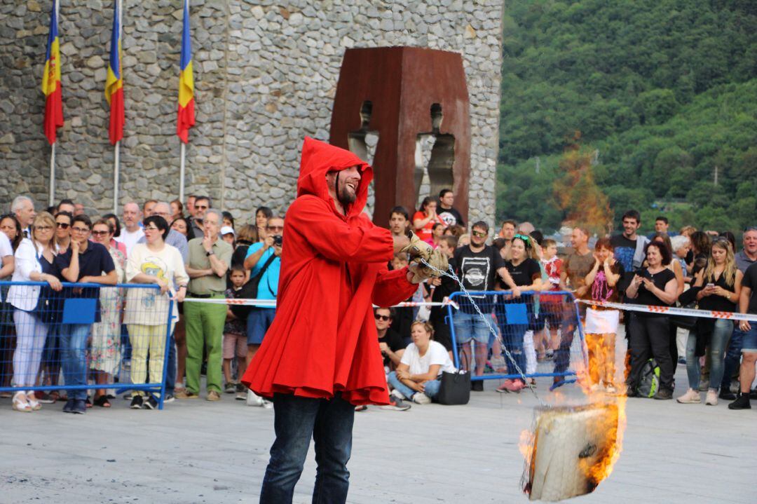 Inici de la festa del foc a la plaça del Consell l'any passat. Enguany la crema de falles, la revetlla i la Festa del Poble han estat suspeses a causa de la Covid.