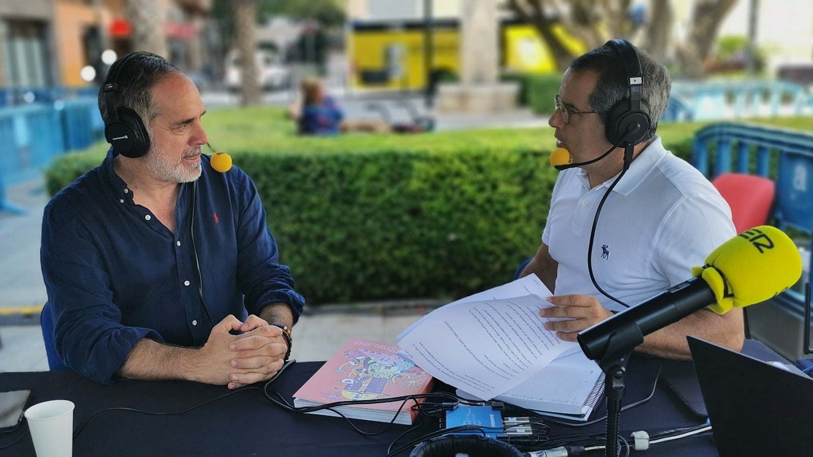 Santiago Román, alcalde de Sant Joan d´Alacant, junto a Carlos Arcaya en un momento de la entrevista