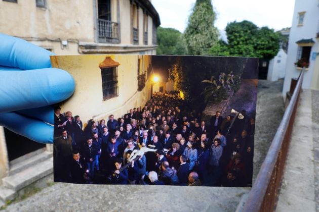 Vía Crucis por una de las calles de Ronda (abril de 2019) frente a la calle de la procesión hoy vacía por la pandemia