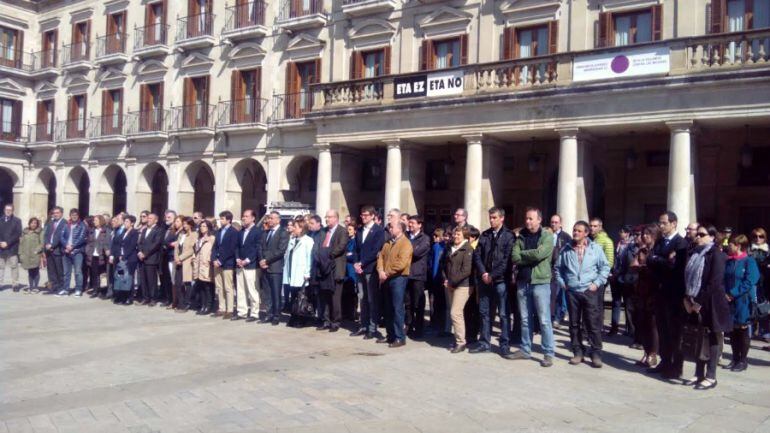 Cargos públicos y autoridades han denunciado en Vitoria el último crimen machista