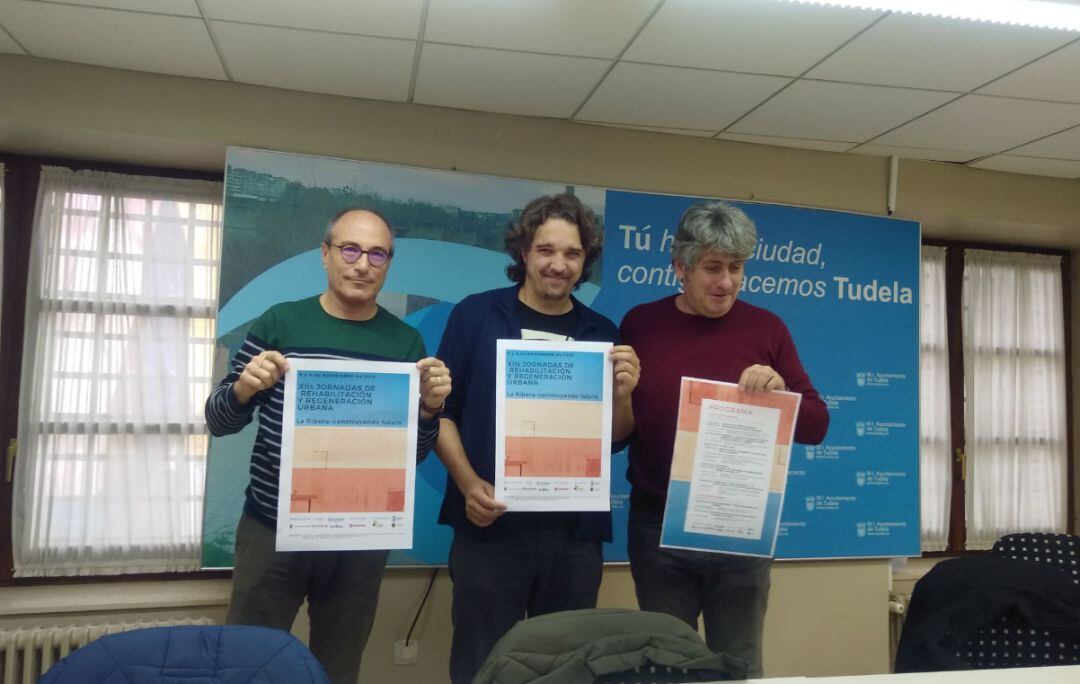 El responsable de ORVE Miguel Carasusan, el edil de Urbanismo Daniel López y el director de la oficina de Nasuvinsa en Tudela Fernando Mendoza