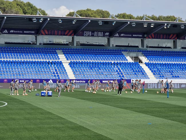 El Atlético Madrid femenino durante su entrenamiento en El Alcoraz en Huesca