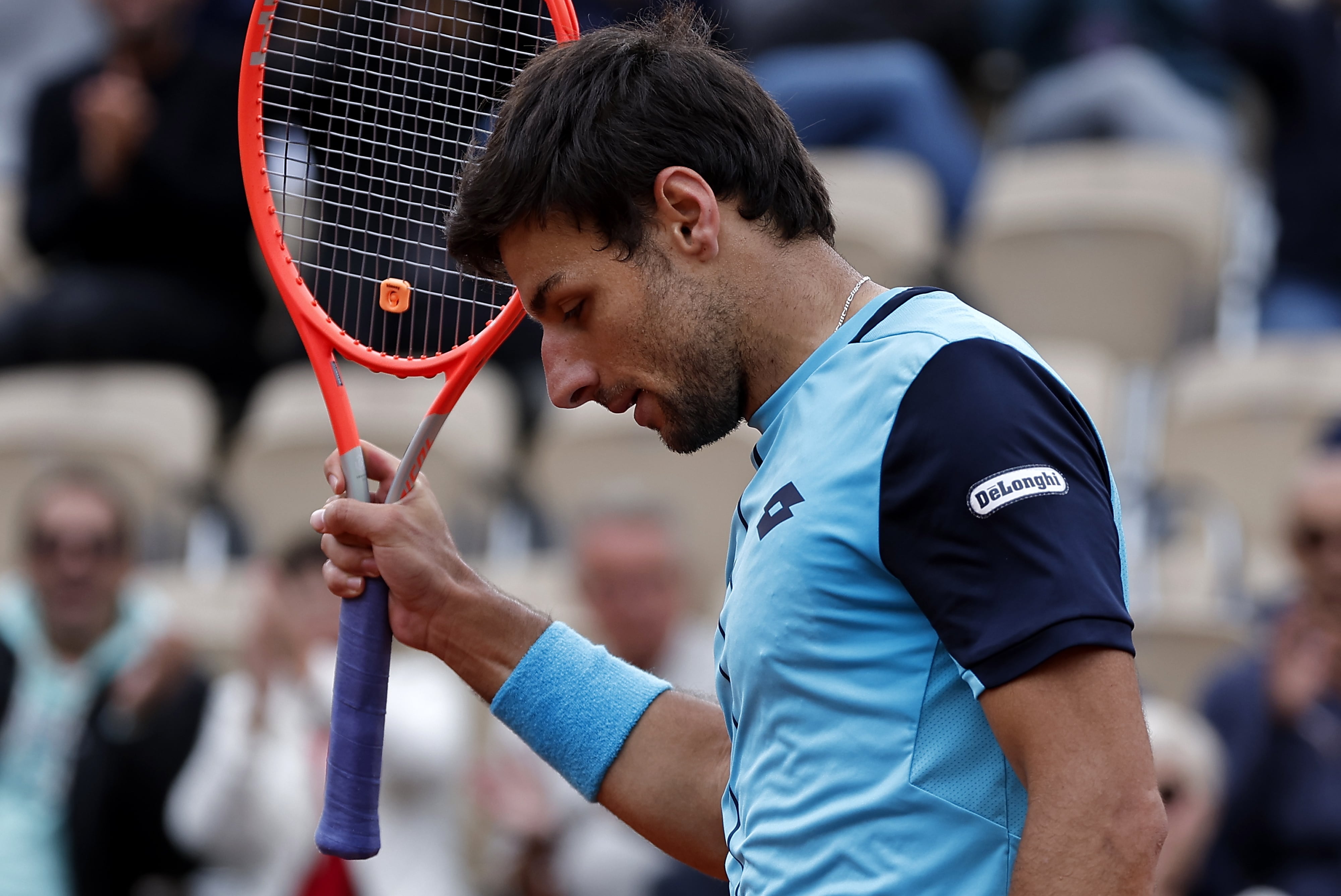 Bernabe Zapata laméntadose de su derrota ante Zverev en octavos de Roland Garros