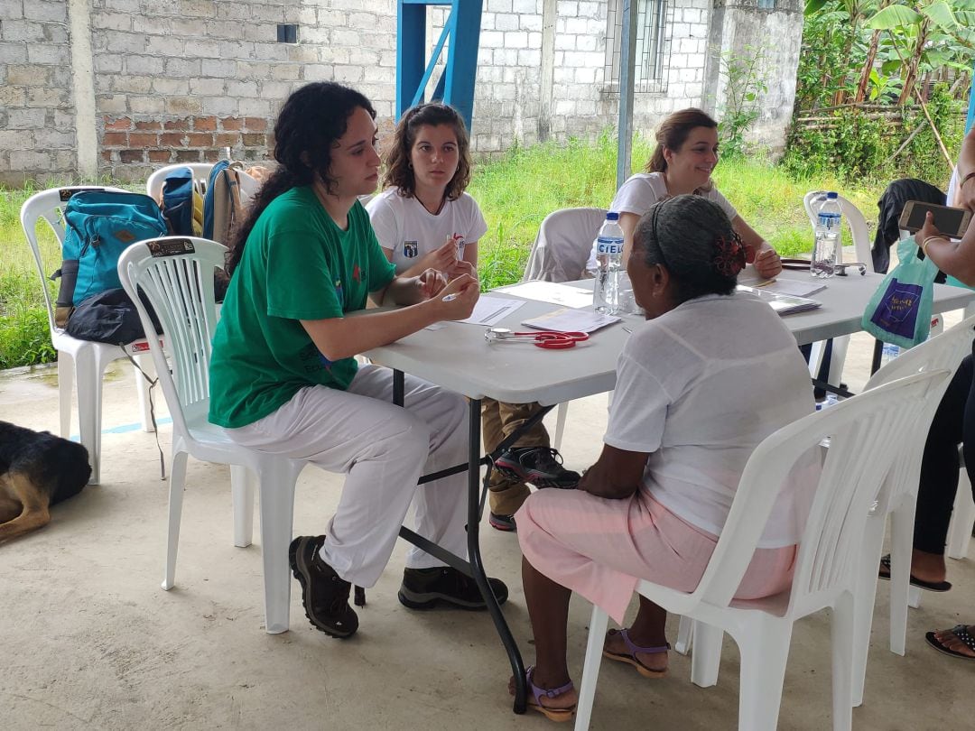 Paula Espinosa, atendiendo a la población local de Babahoyo (Ecuador)