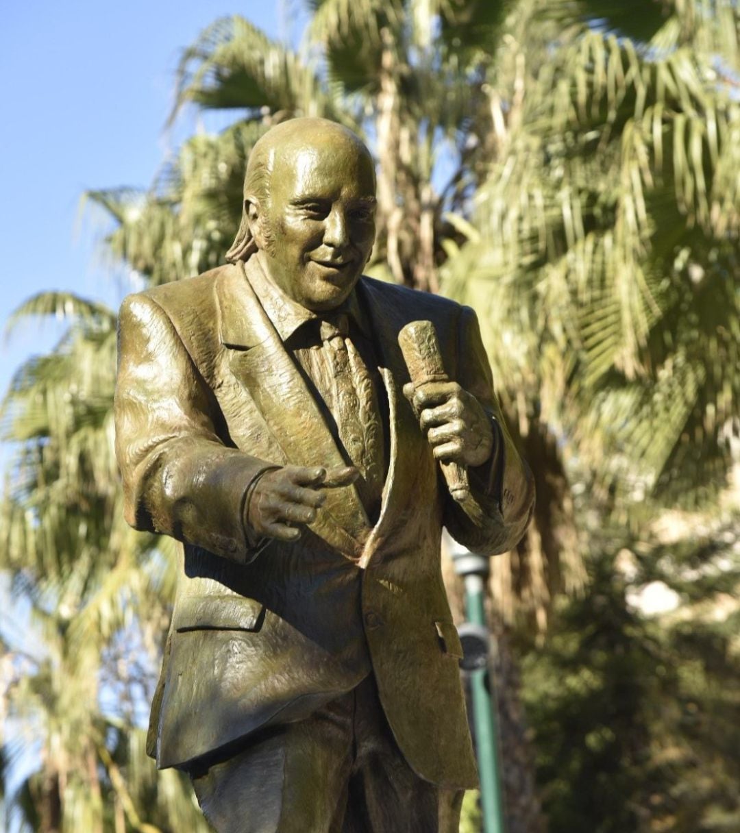 La estatua de Chiquito ya luce en el paseo marítimo de Poniente frente a la torre Mónica 