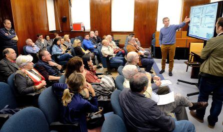 Imagen de la última reunión mantenida con los comerciantes y vecinos de las calles afectadas por las obras.