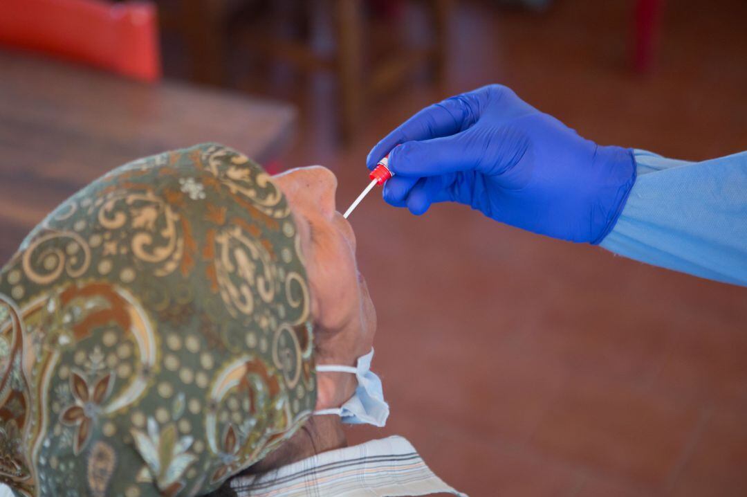 Prueba PCR realizada a una trabajadora desplazada a Navarra para la recogida de fruta en Tudela.