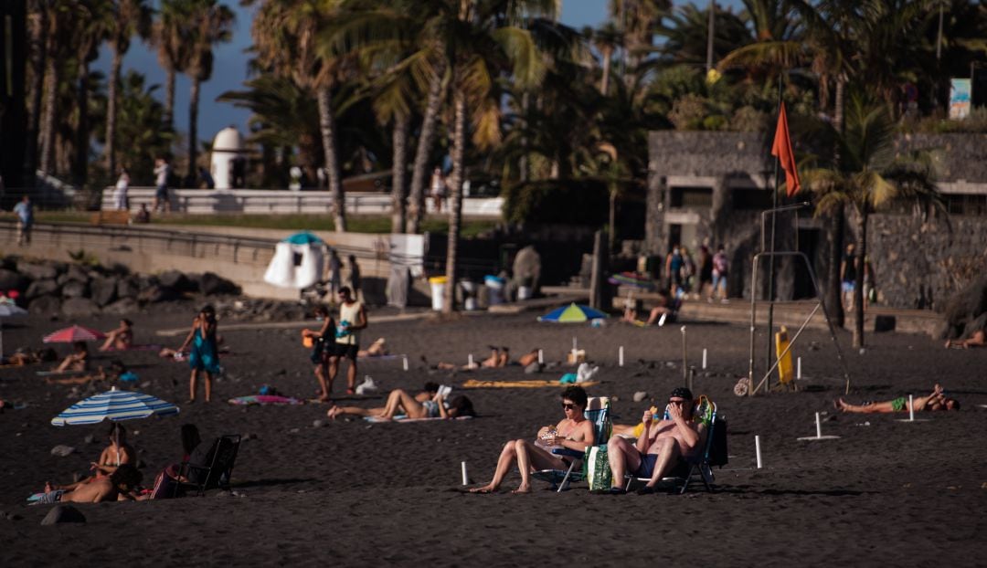 Turistas en una playa (Canarias)