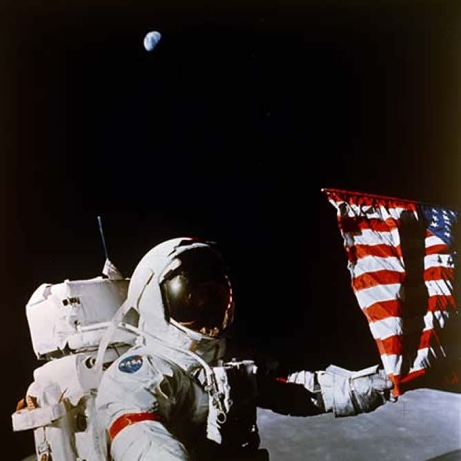 El astronauta de la misión Apollo 17 Eugene Cernan en la superficie lunar en 1978